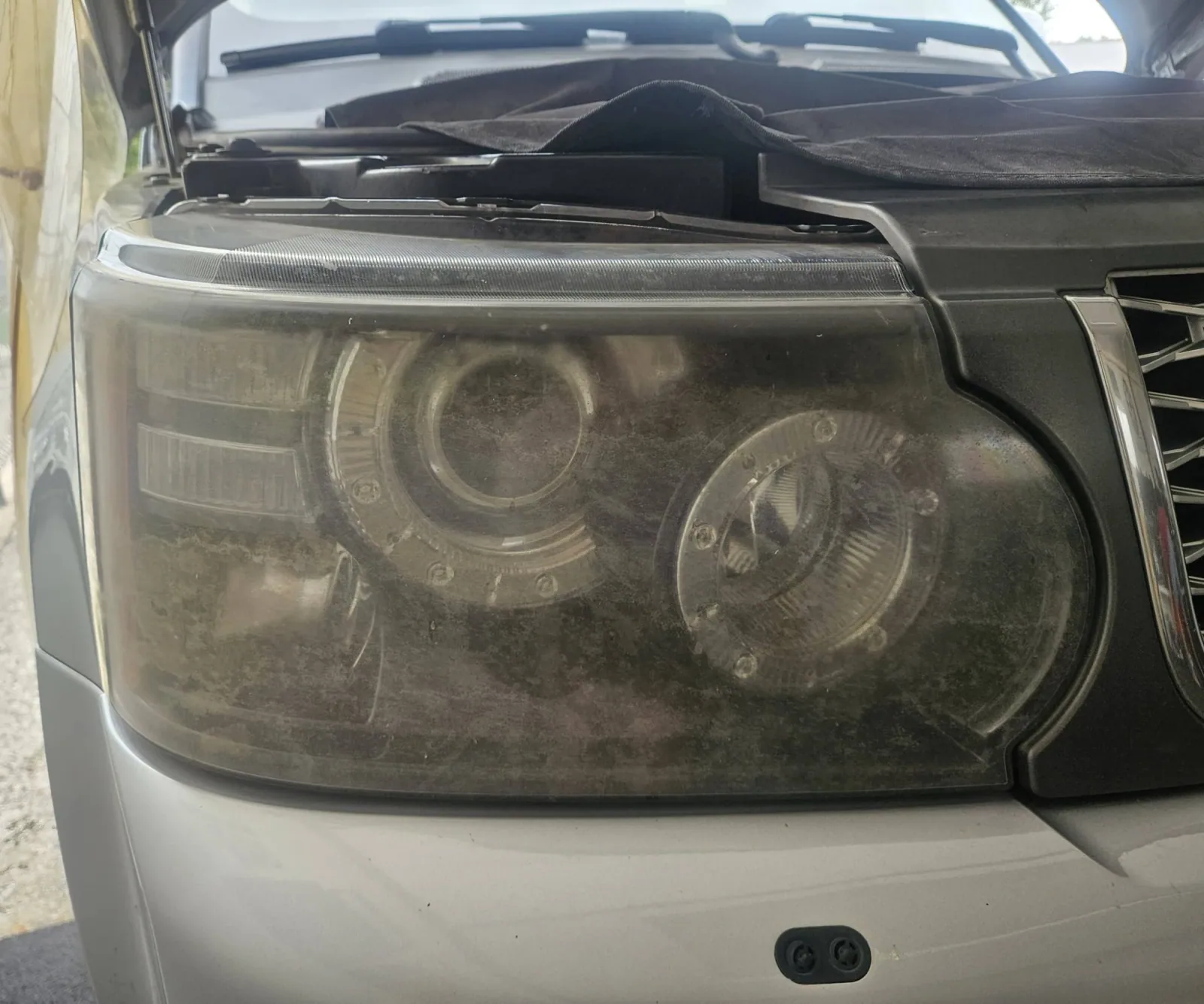 Land Rover bepárásodott fényszóró polírozás előtt