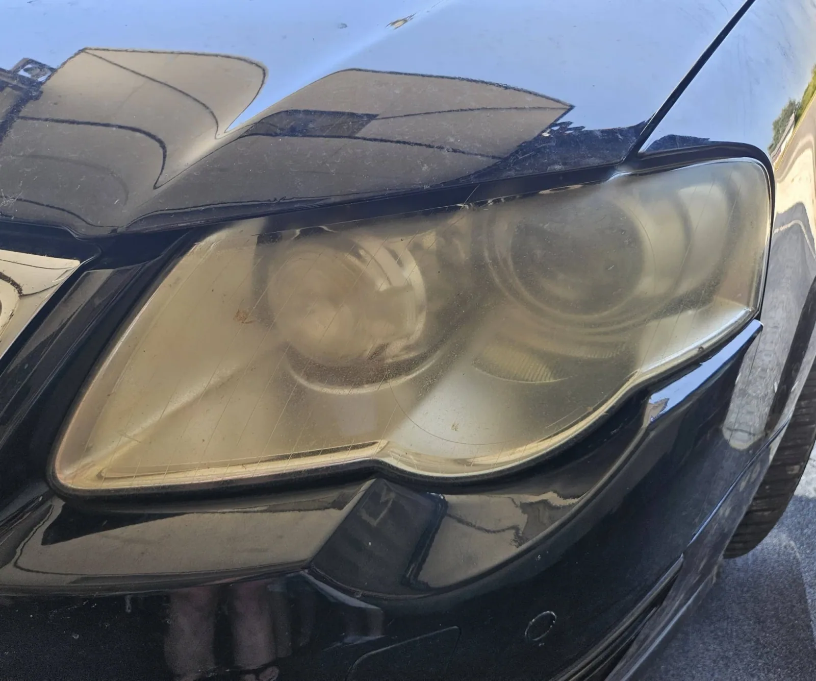 Volkswagen oxidálódott fényszóró polírozás előtt