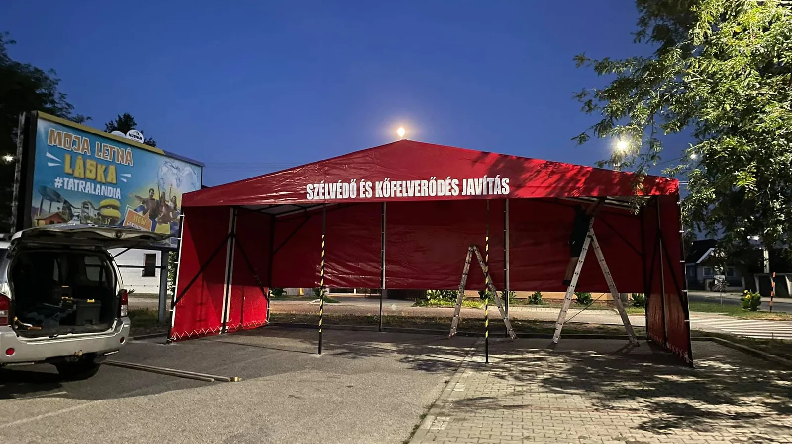 Dr.Glass szélvédőjavító sátor este, kivilágítva
